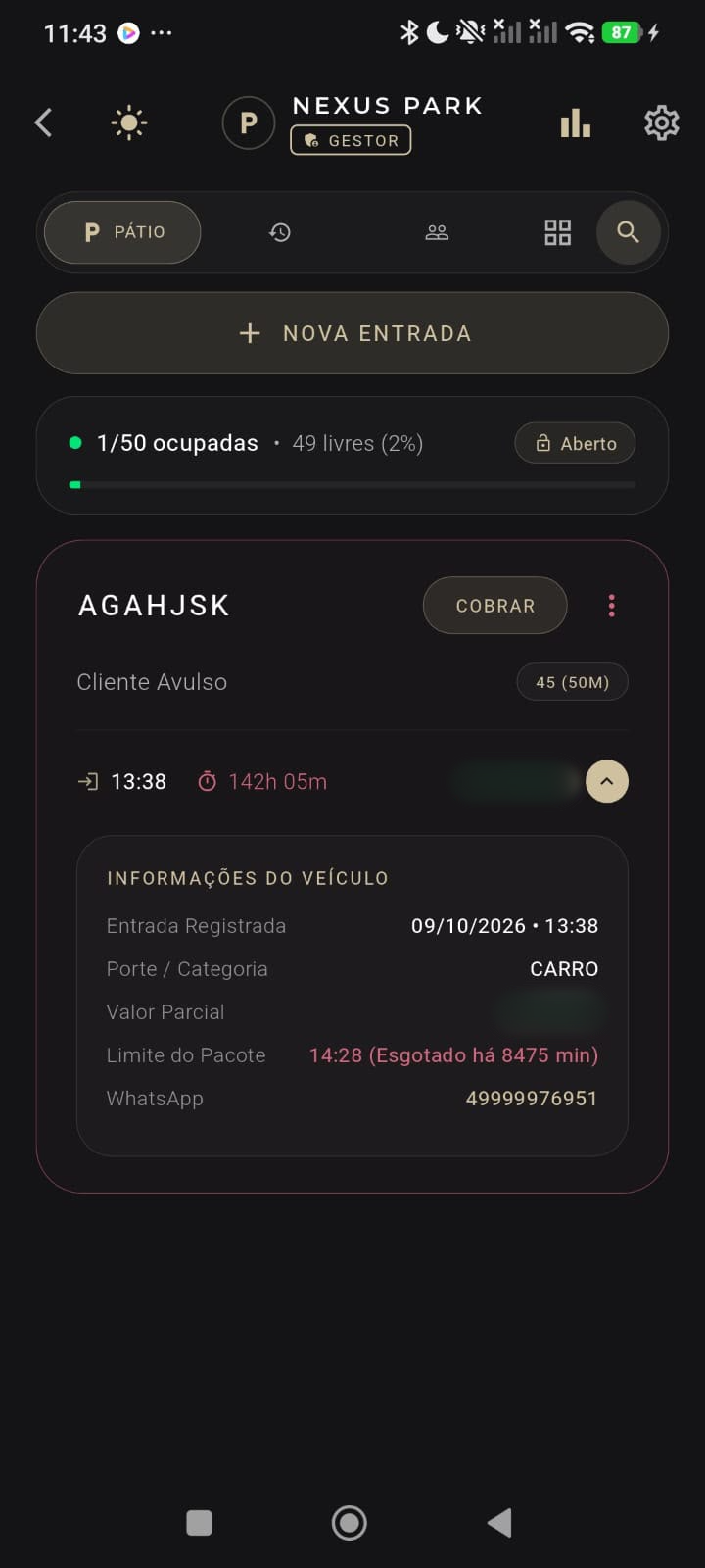 Pátio do Nexus Park com ocupação de vagas e veículo em permanência